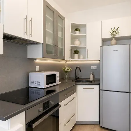 Alure Residences 3 & 24h Self Check-in, Parking In The Garage In The Building Included, New Building, Terrace, Location With A Forest Park With A Lake, Children's Playground דירה