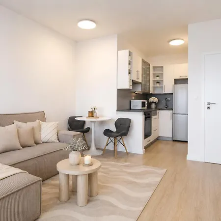 Alure Residences 3 & 24h Self Check-in, Parking In The Garage In The Building Included, New Building, Terrace, Location With A Forest Park With A Lake, Children's Playground דירה