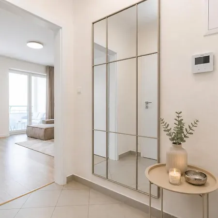 Alure Residences 3 & 24h Self Check-in, Parking In The Garage In The Building Included, New Building, Terrace, Location With A Forest Park With A Lake, Children's Playground דירה באנסקה ביסטריצה